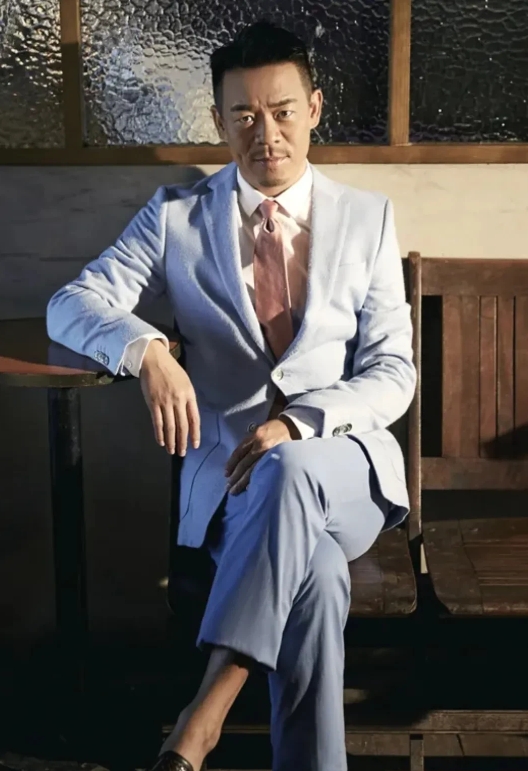 有一次，张嘉译邀请孙浩来家里吃饭，孙浩刚进门，张嘉译：“你现在混得不行啊。”孙浩