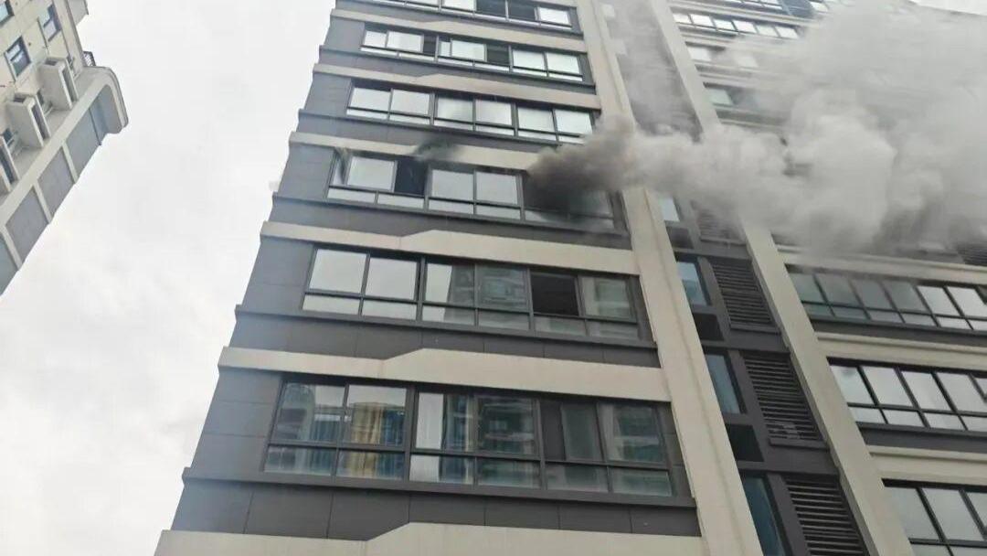 充电器常年插插座？浙江一居民出门10分钟，家被烧光！