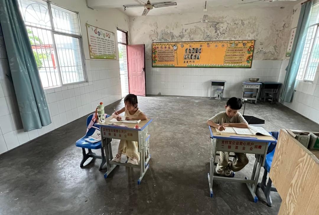 村小的教育现状，一个班两个学生，未来乡镇会不会也这样呢？