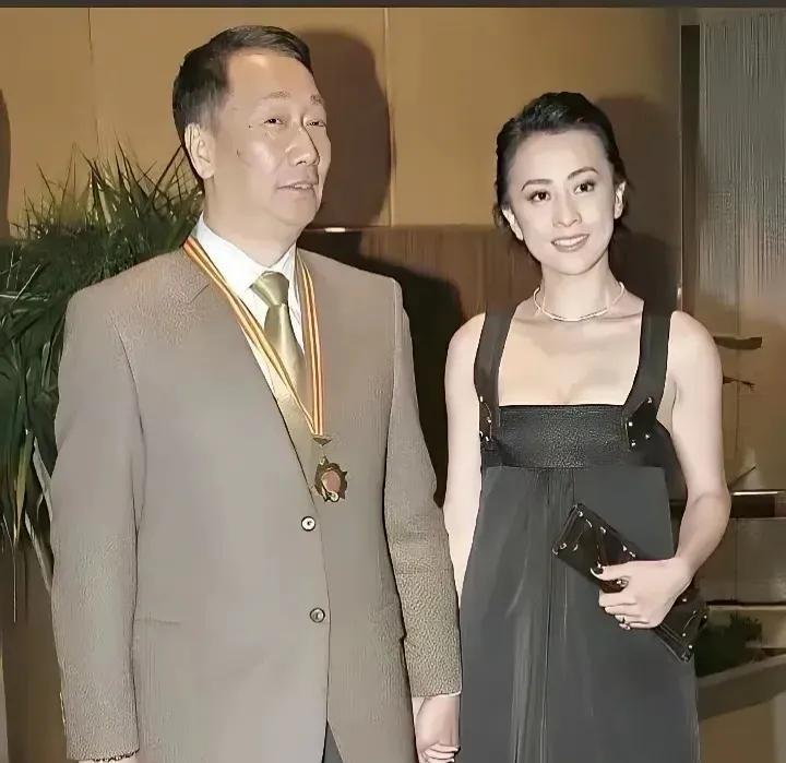 刘嘉玲，你可能认识，她身边的这位男士你就不一定认识了。你认识吗？