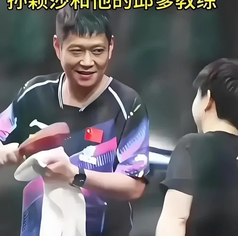 据邱贻可身边的朋友讲，邱贻可目前情绪低落。
原因很简单，手下的两大爱徒，到了取