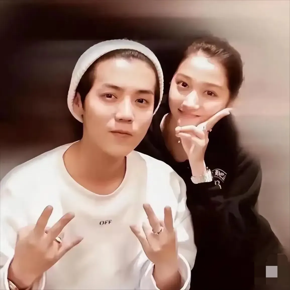 说起关晓彤，真的是让人有些又爱又“愁”。19岁的她，青春正好，便与鹿晗相恋，一晃