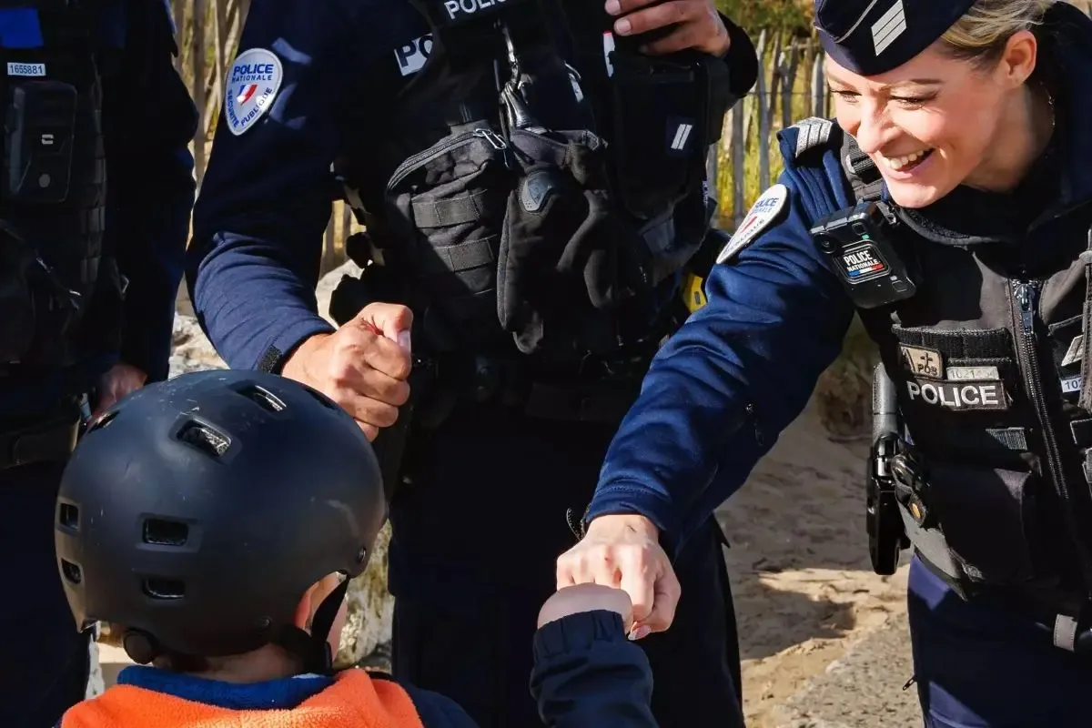 法国警察现在不断用刀刺破非法移民乘坐的充气橡皮艇，
为了遏制非法移民穿越英吉利海