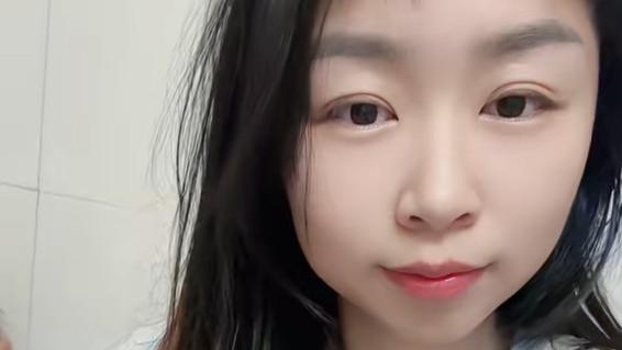 男子大学毕业投奔姐姐，租一间卧室同吃同睡，亲姐弟就不用避嫌？