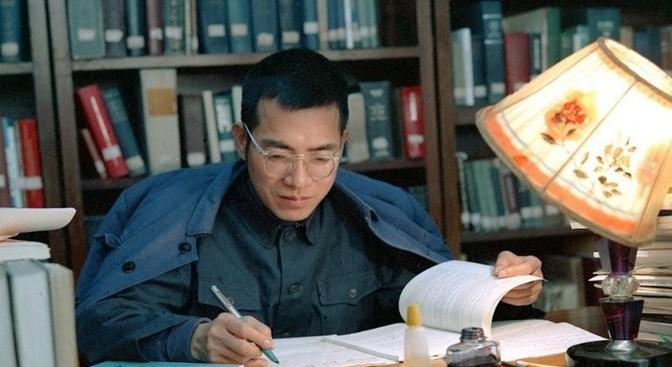 1980年的春天，北京中关村的一间办公室里，47岁的陈景润正式迎来了人生的重要时