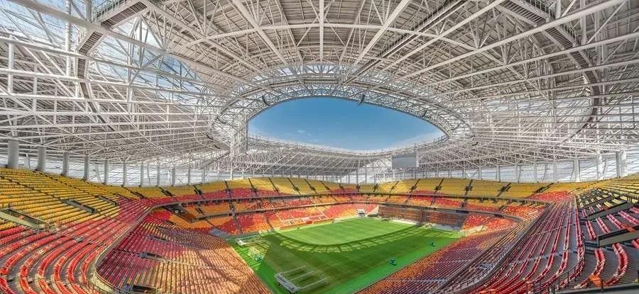 国足世预赛最后一个主场定在重庆了，我想问重庆的朋友体育场离市区远吗？离观音桥或者