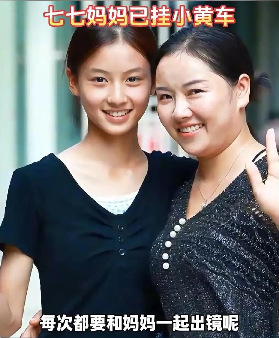 于正不签素颜美女七七，其实早有预兆。
当初，七七因为被摄像师博主拍到走红，很多人