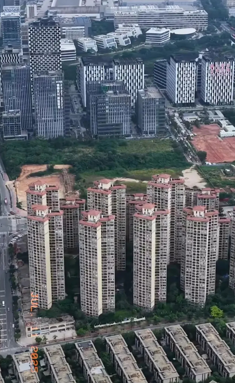 原来深圳和惠州只隔了一片草地
上面是深圳坪山，下面是惠州大亚湾！ 
如果从深圳建
