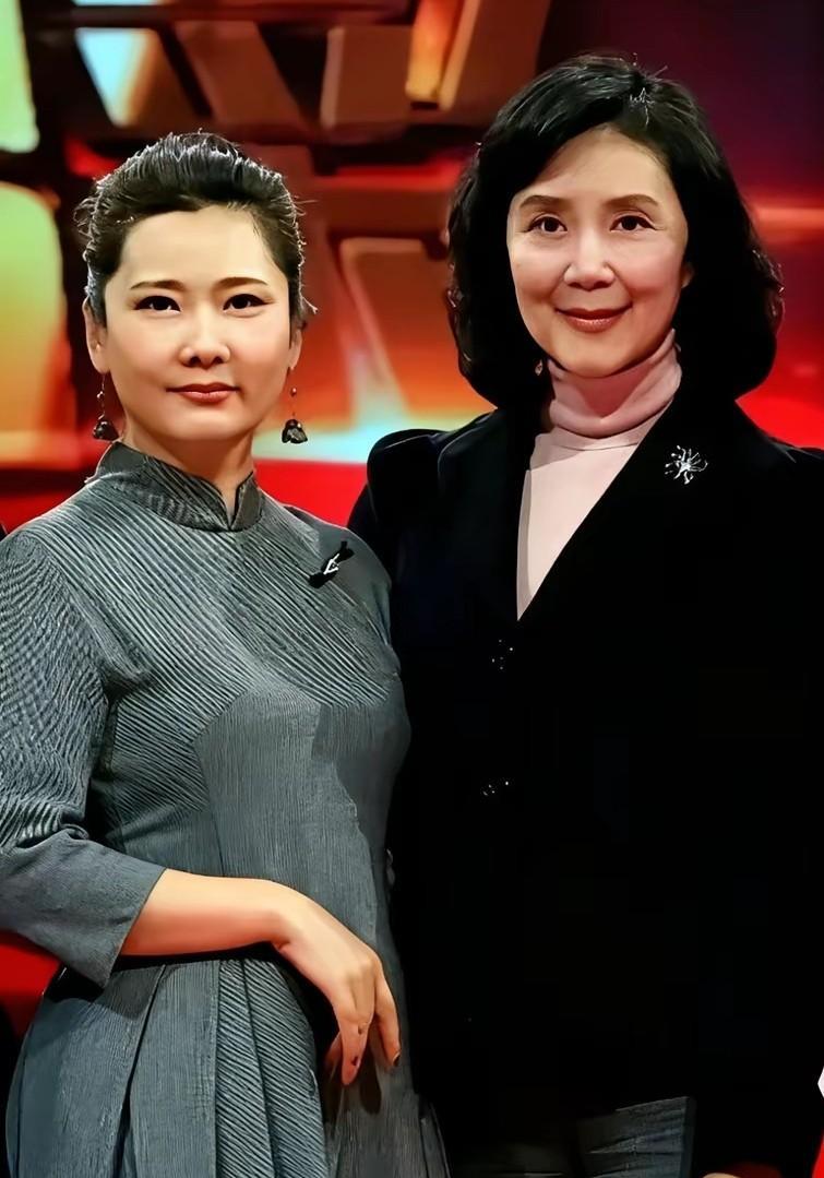 两位“60后”女星，左边是何赛飞，以她的气质，在荧屏上塑造妩媚娇俏的女性角色当然