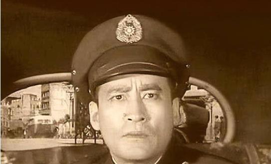 1950年，成都有个香烟店的老板，坐着看报习惯双腿并拢，后背胸膛挺得笔直，双手将