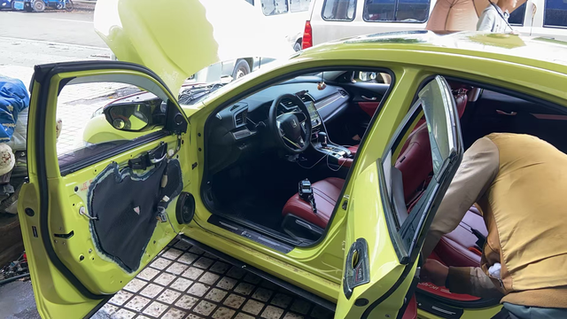 思域烈焰黄
“我更喜欢那种低调的芥末黄，有种复古的质感，不像普通黄色那么扎眼。一