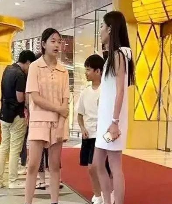 大S离世后的首次曝光！

儿子女儿正面照突然全网疯传，与早前“只能晒背影”的婆家