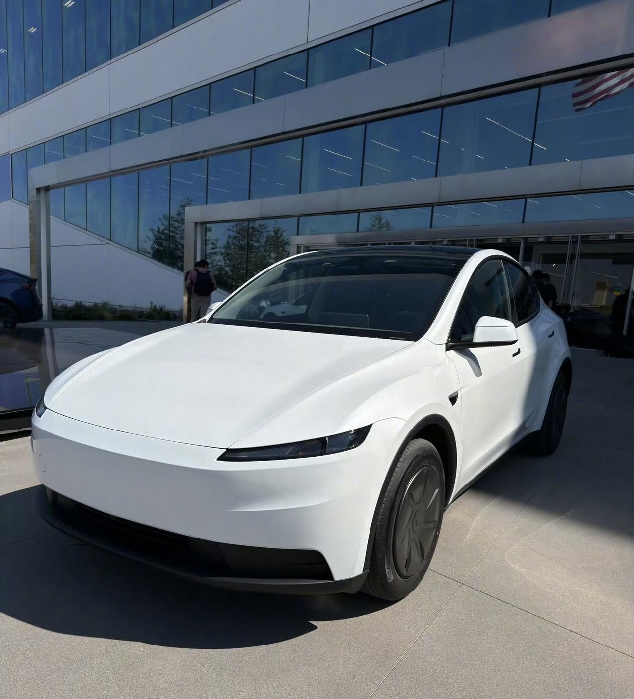还得是特斯拉，传闻中的特斯拉Model Y Standard廉价版来了，取消前后