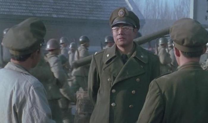 辽沈战役中，廖耀湘让宪兵枪毙作战不力的师长戴海容。戴海容看到宪兵后，命令卫兵： 