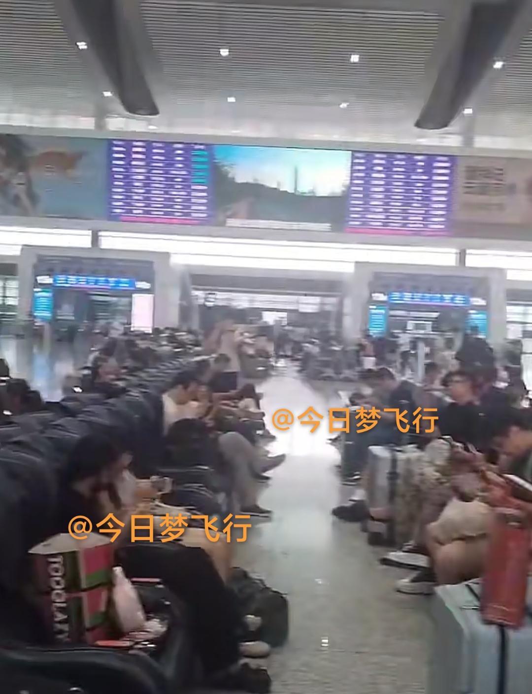 广东队抵达东莞南站，崔永熙王洪泽随队回家！
今天下午，结束了中美国际篮球明星赛比