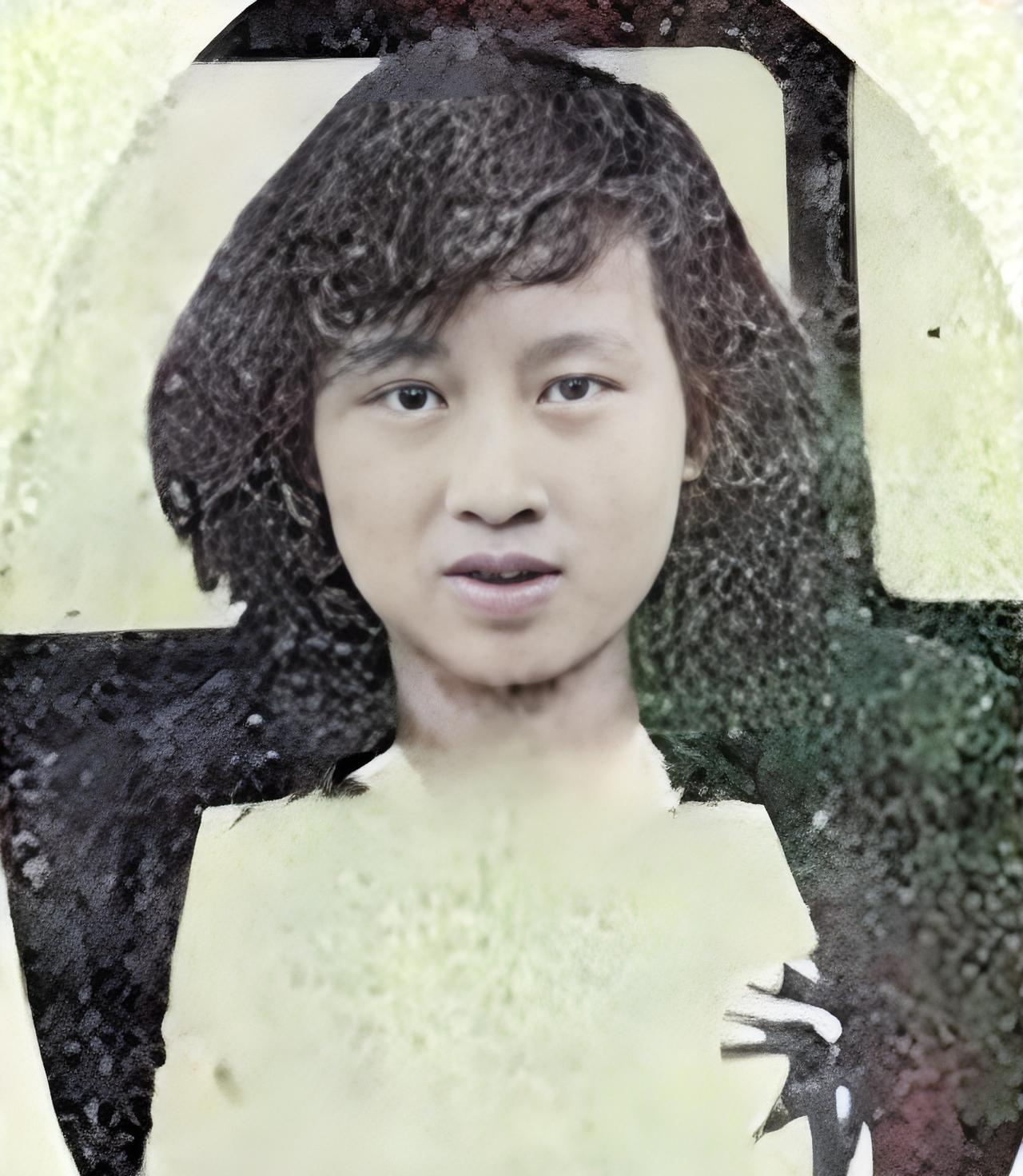 这名颜值很高的才女将同性恋人连捅49刀致死，她被逮捕审讯后却嫁给了审讯他的法官。