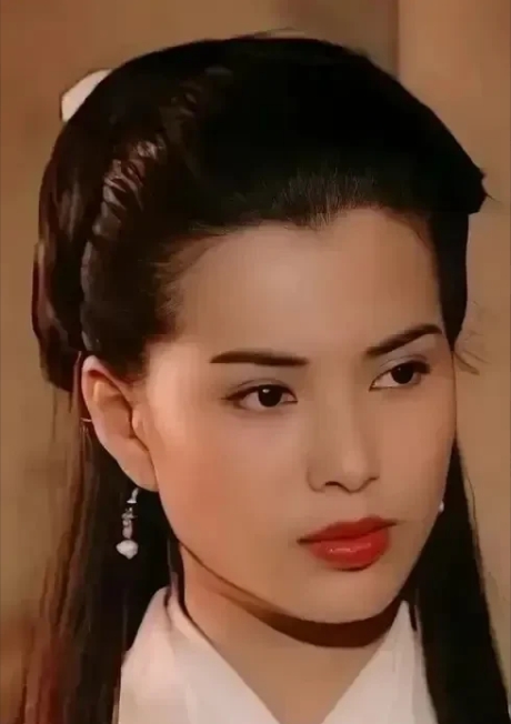 1966年，李若彤在香港出生，谁能想到，这个女孩后来在演艺圈掀起了波澜。起初，她