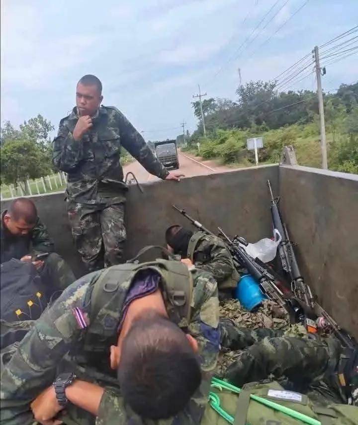 泰柬冲突结束后，从边境地区撤回的泰国陆军士兵和他们的武器装备。