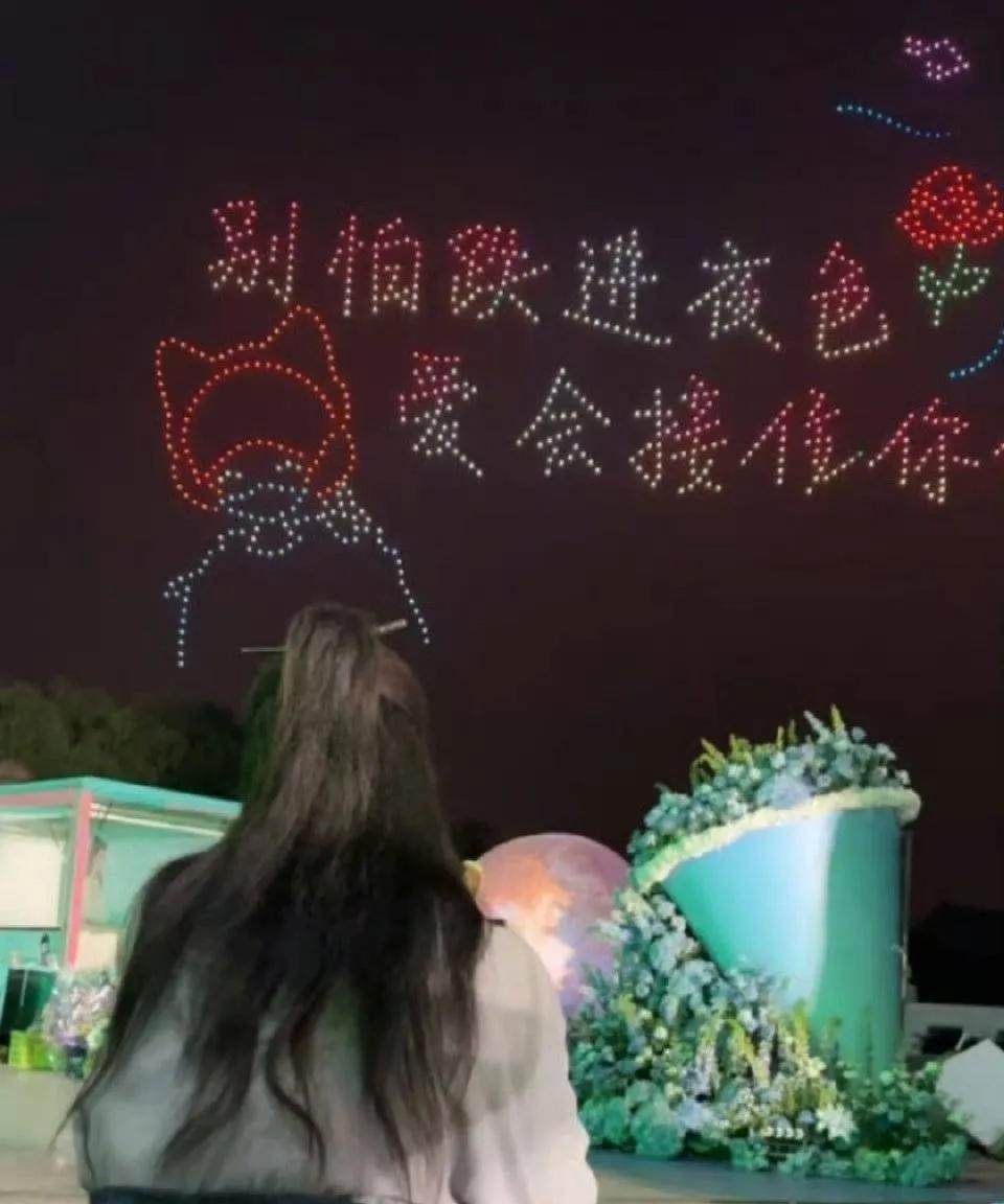 李昀锐哭了
有人说是不是
被孟子义甩了
当然这是开玩笑的
“别怕跌进夜色中，爱会