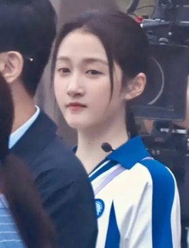 关晓彤校服造型惊艳 扎马尾尽显清纯女高模样