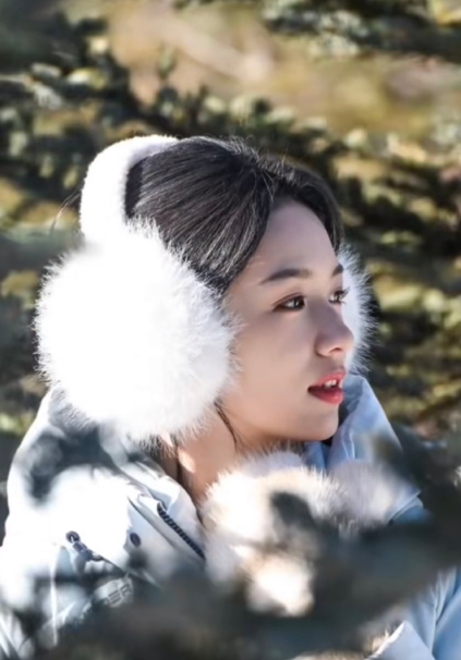 周也雪地外拍路透，明媚甜美的雪团子！真漂亮！ ​​​