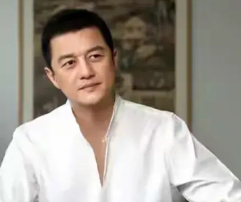 李亚鹏说：我曾经是一位亿万富翁。但是我都花了，我去做了4个公益机构，我做了一个嫣