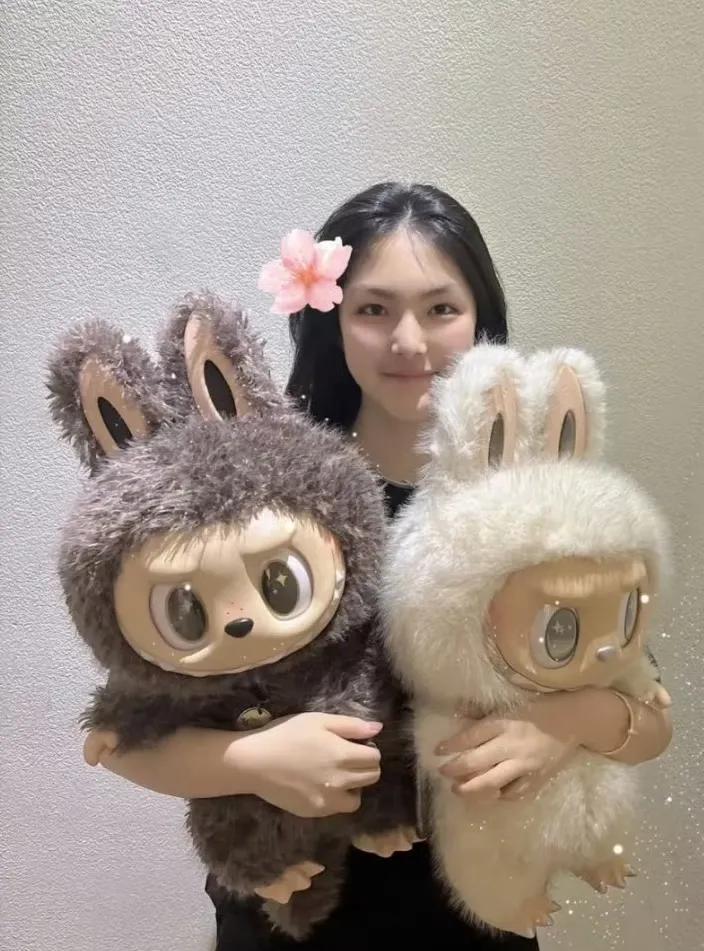 王诗龄抱着两个Labubu玩偶，再次让大家羡慕她父母对她有多宠爱。听说这玩偶贵的