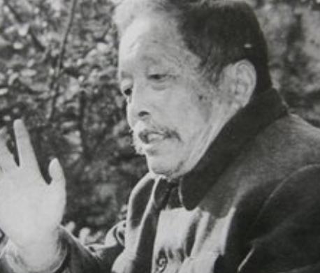 1942年春天，在苏州街上耍蛇卖药的季德胜，满口应承着一个日本军医：“好的好的，