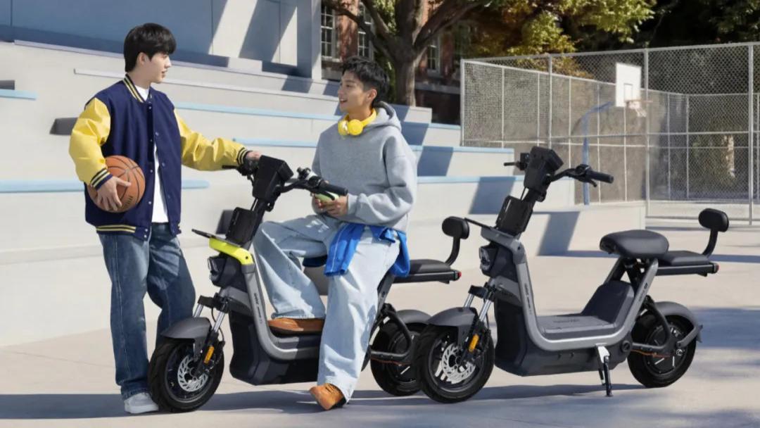 全系标配5寸大屏，九号Fz1、Fz3新国标电自上市，售价2999元起