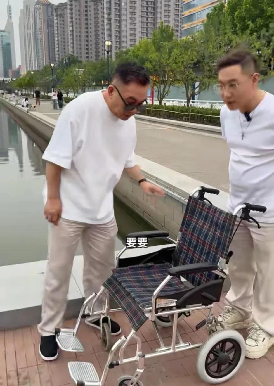 海河边又出现了杨老五的身影，这次坐上轮椅了。好好的买轮椅干嘛呢？有人说这个轮椅是