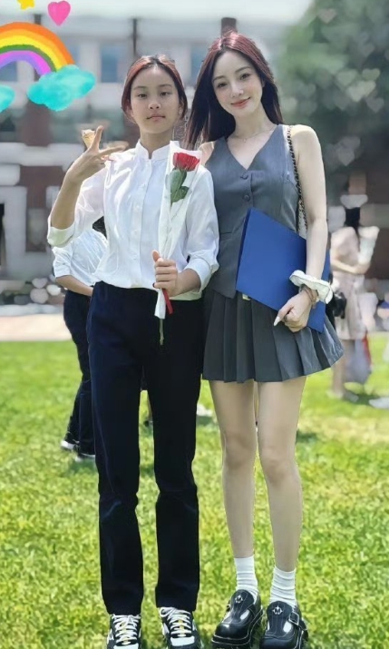 甜馨的小学毕业典礼和妈妈李小璐合影贴贴，甜馨长的快有妈妈高了，李小璐一点不显老，