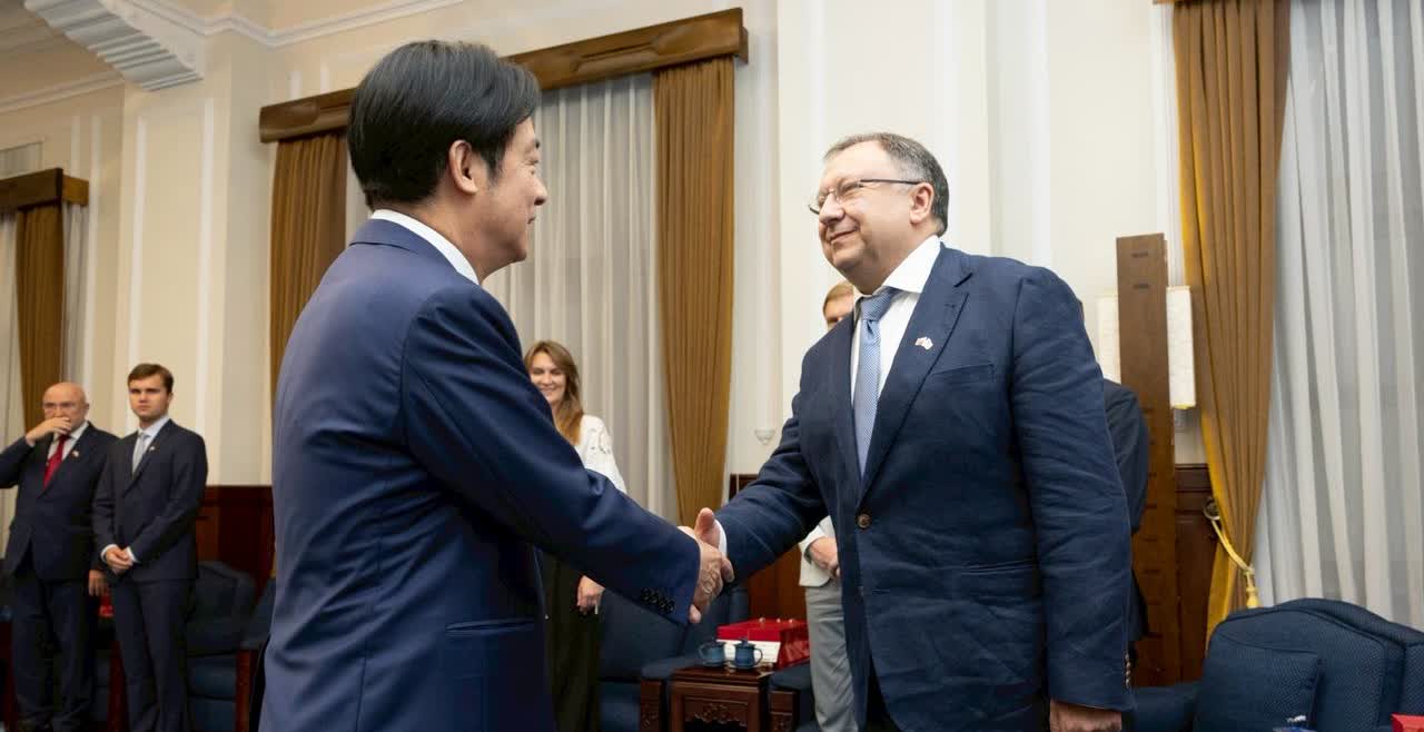今（7）日，乌克兰跨党派政棍团公然窜台，并与台独头目癞蛤蟆面对面勾结。
那些所
