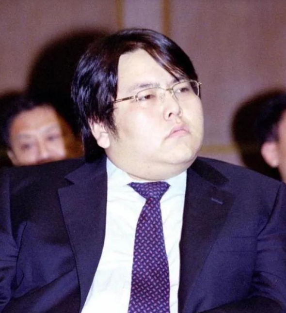 2009年，天上人间举行“狂欢夜”活动，当夜消费最高的人可以获得一辆红色法拉利，