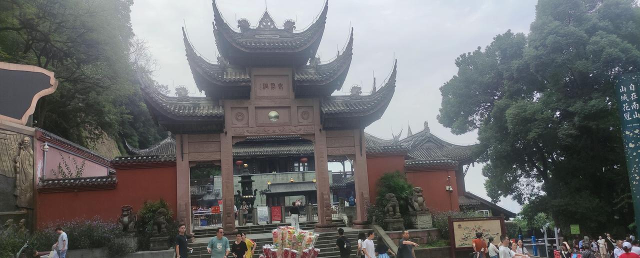 国庆节期间，我来到了重庆老君洞的后门。这里是一处祈福之地，还能品茗喝茶。此处空气