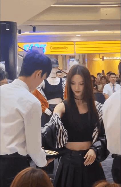 果然，内娱有自己的卧龙凤雏呢，这么小众的赛道也有人闯。笑笑笑，还有脸搁这呲着大牙
