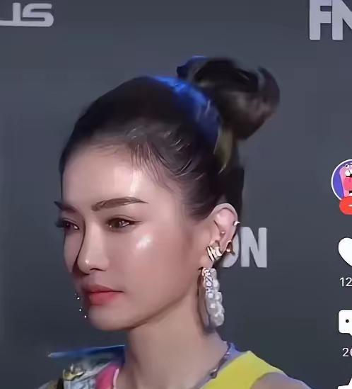都说52岁的谢金燕少女感满满
但是我觉得她有一个地方完全骗不了人
不是身材问题，