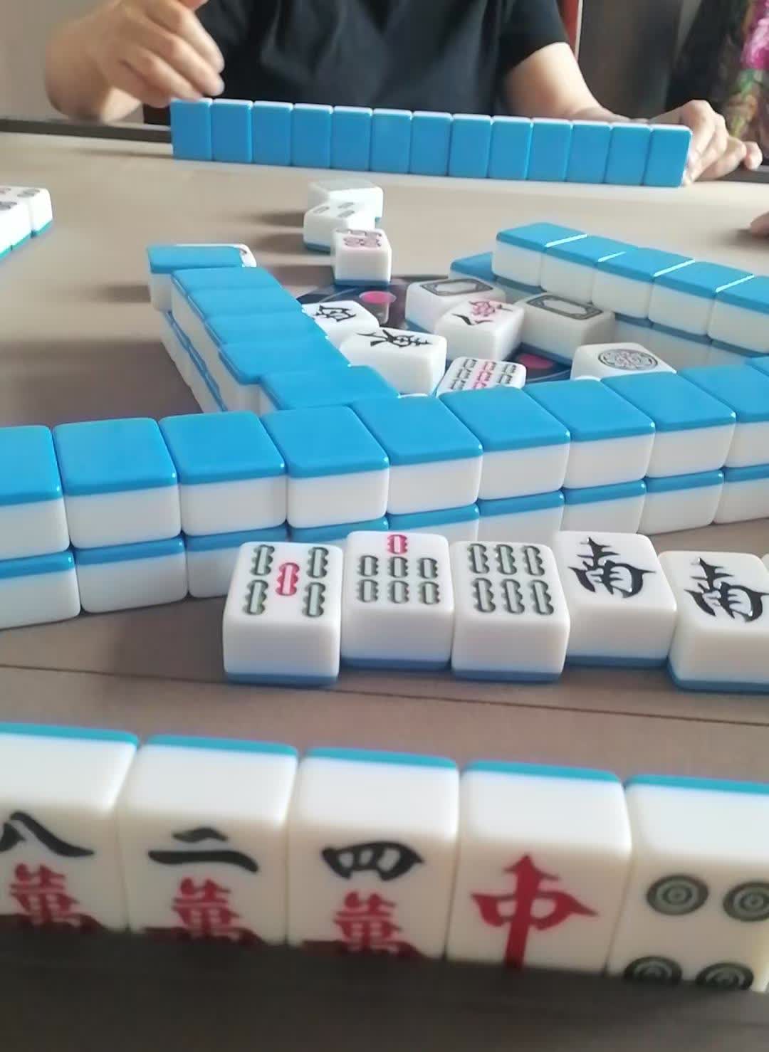 我姐姐70岁特别喜欢打麻将，她退休金八千多，没有任何爱好，从来不去旅游，衣服也是