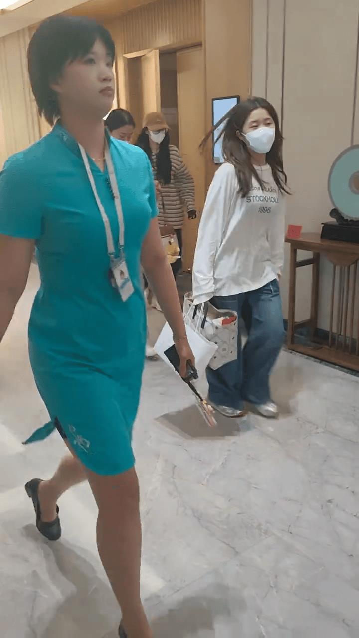 下班的热巴走路好霸气[惊喜]，穿礼服走路好女神[惊喜]