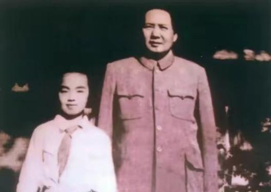 1952年的儿童节，左权将军遗孤、12岁的左太北随北京八一小学学生代表给毛主席献