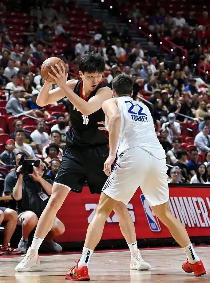 震撼！一早传来杨瀚森重大喜讯，中国球迷拍手称快！
杨瀚森缺席开拓者队夏季联赛收官