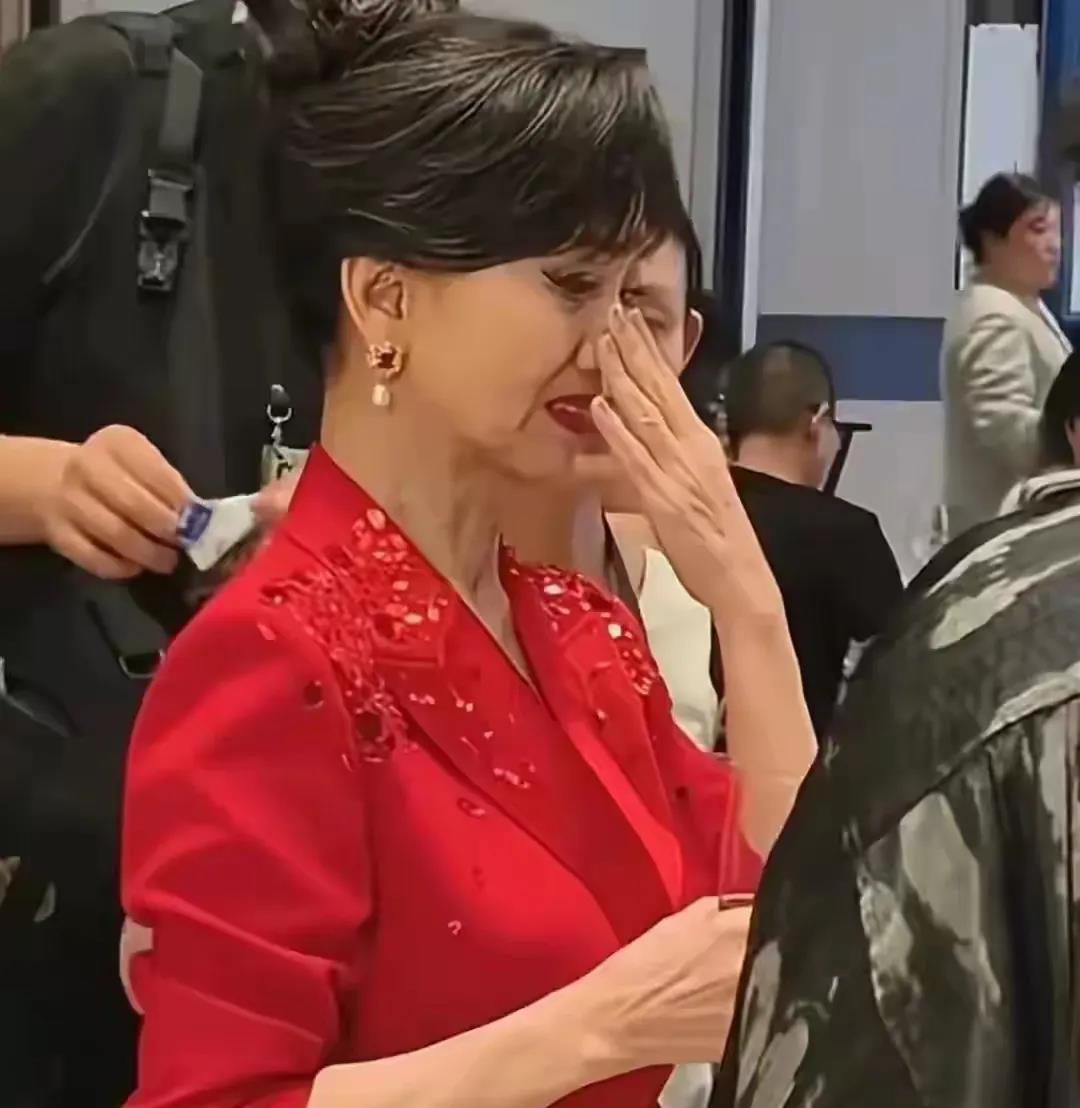 看到赵雅芝这几张照片，真的让人很心酸。

都70多岁的人了，本该是颐养天年，