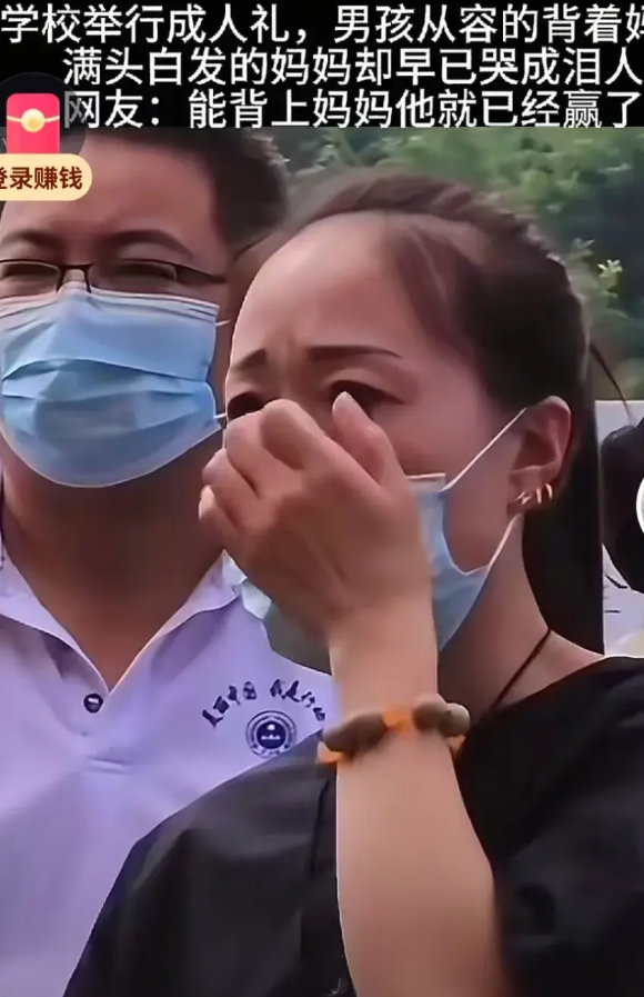 泪崩了，看到这一幕我再也控制不住自己！
   昨天晚上九点，高三的儿子离校，我在