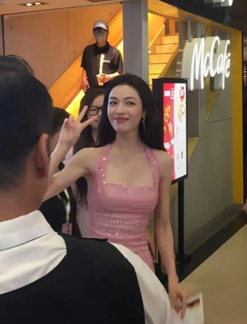 钟楚曦现身广州市天河区，一点小肚子都没有，身材火辣。

有一种每个月准时来大姨妈