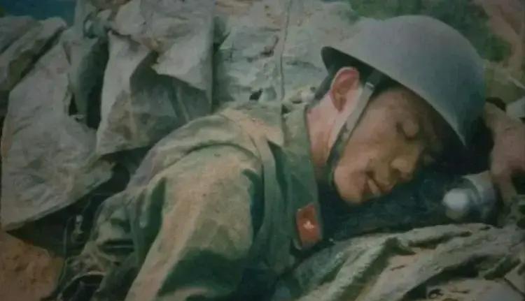 1984年，战士李陶雄中弹后抢救无效，壮烈牺牲。谁知，遗体送往后方安葬时，莫名从