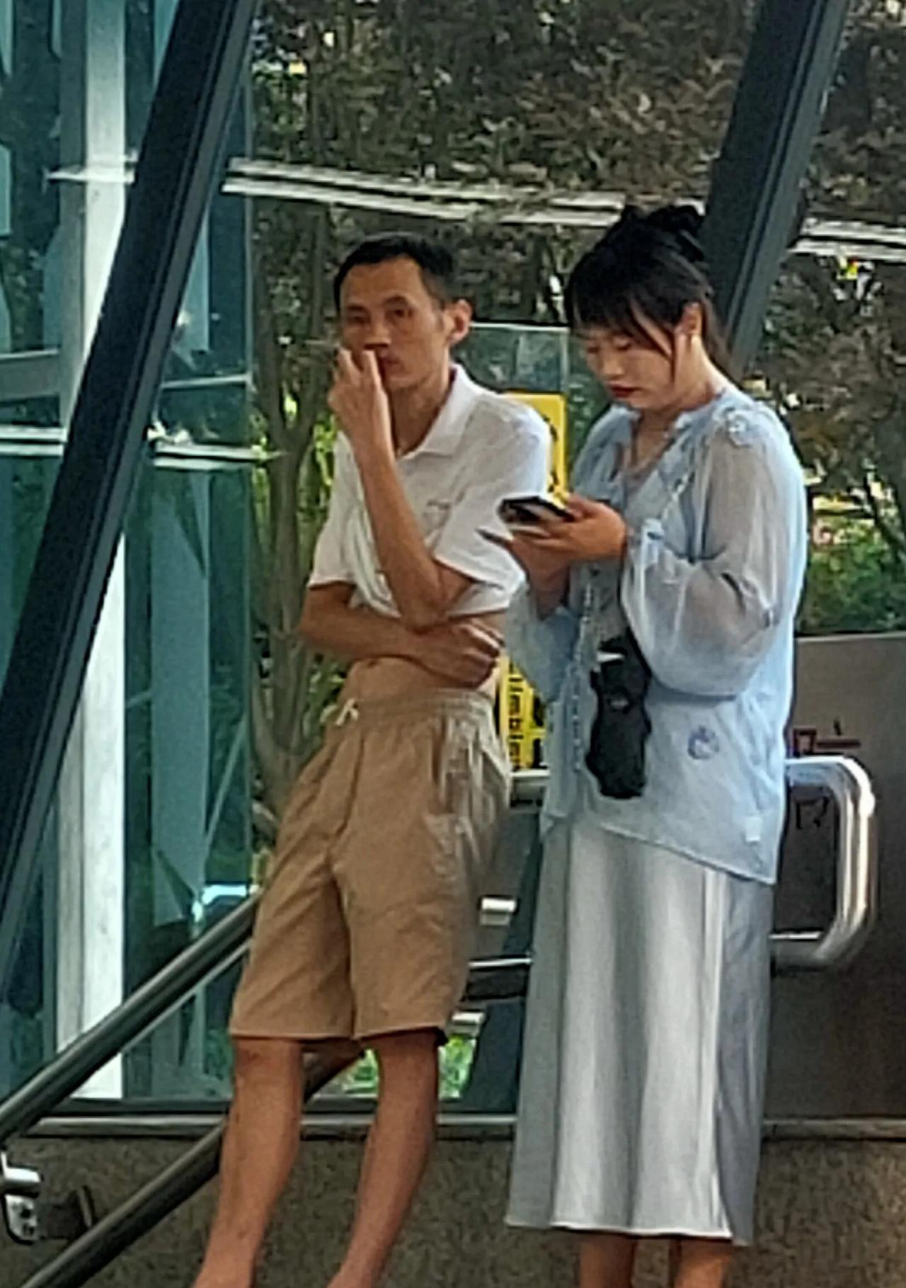 有没有感觉这两口子有一点不般配？男人穿得太老土，女人穿得很时尚。
这是一网友在某