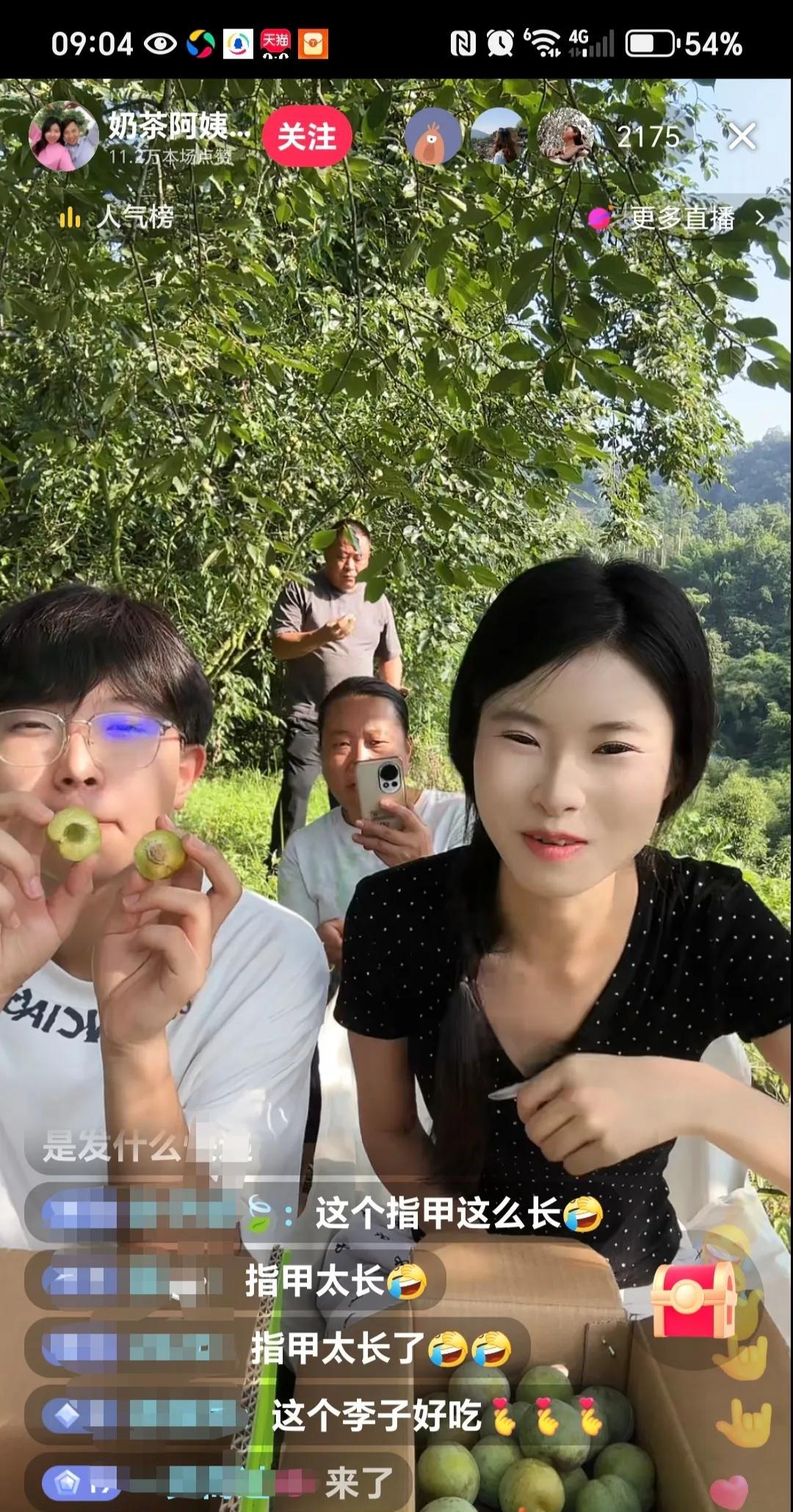 阿龙今天带货又多了一个得力助手，阿龙昨天在主播间就说叶子放假了，下播就去接回来。