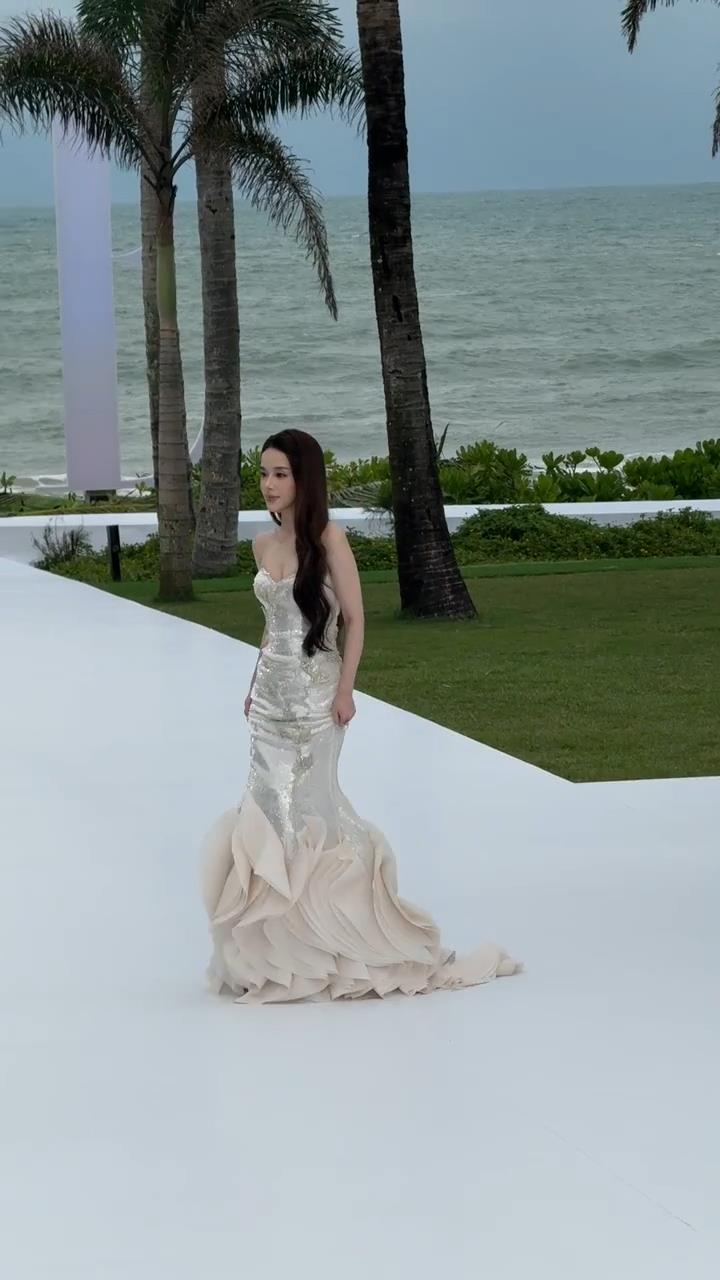 网红和明星真的差别挺大的，不信你看迅猛龙特蕾莎在ELLE红毯上的样子，走起路来小