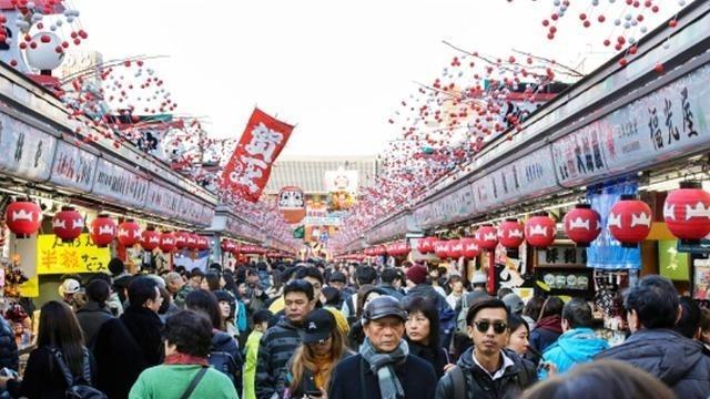 中国游客涌入日本，但出手不再阔绰，日媒彻底急了。
2025年上半年，日本的访日外