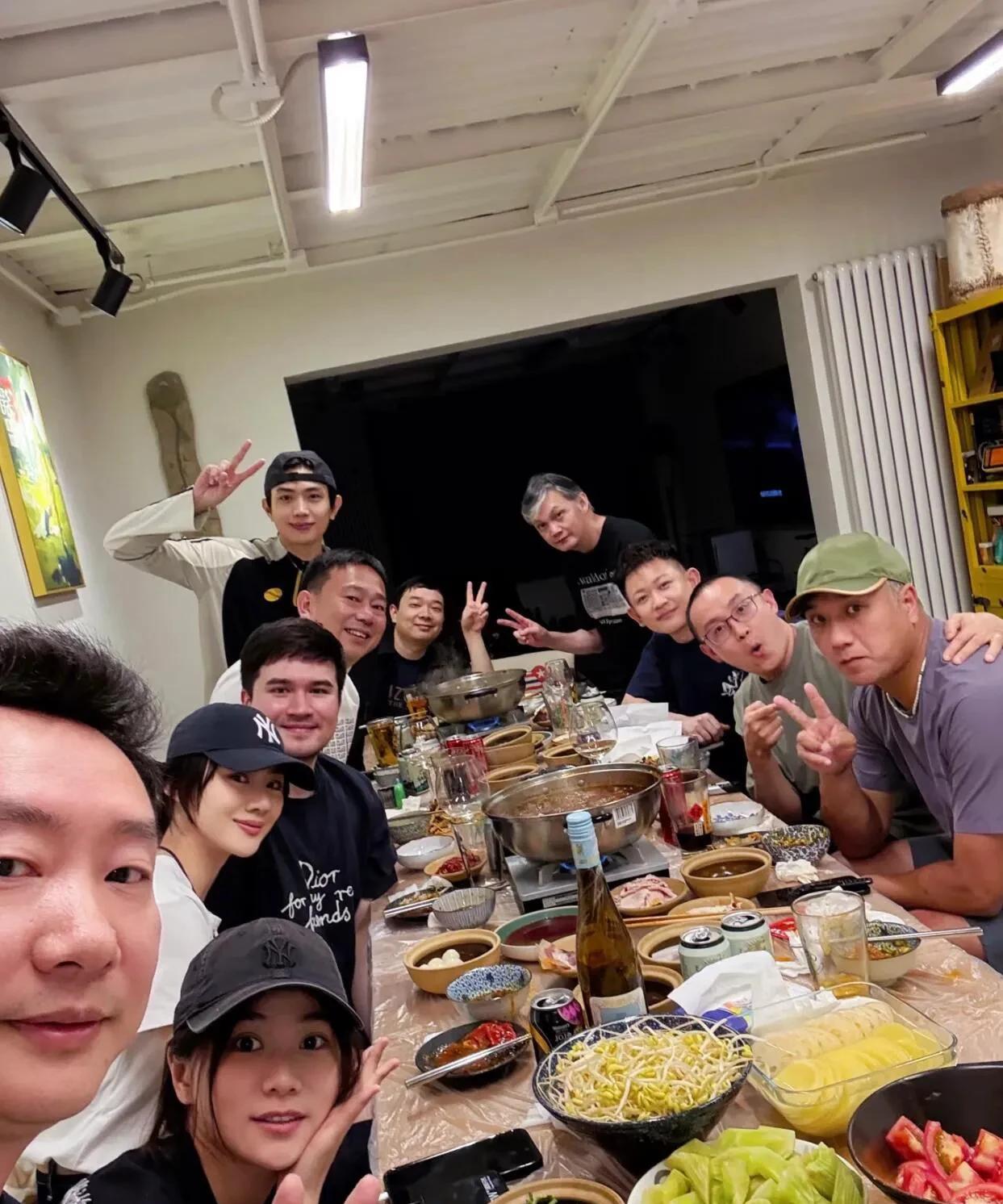 《藏海传》剧组聚餐没有肖战，是怕找他对账吗？[呲牙]
网上捡到一直剧组聚餐的照片