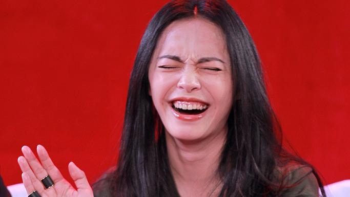 鼓浪屿赶海记！姚晨携子女赤脚踩泥，女儿提桶秀‘战利品’超萌
